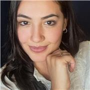 Profesora con habilidades estratégicas para enseñar de manera didáctica para el aprendizaje. Fusiono las materias de apoyo